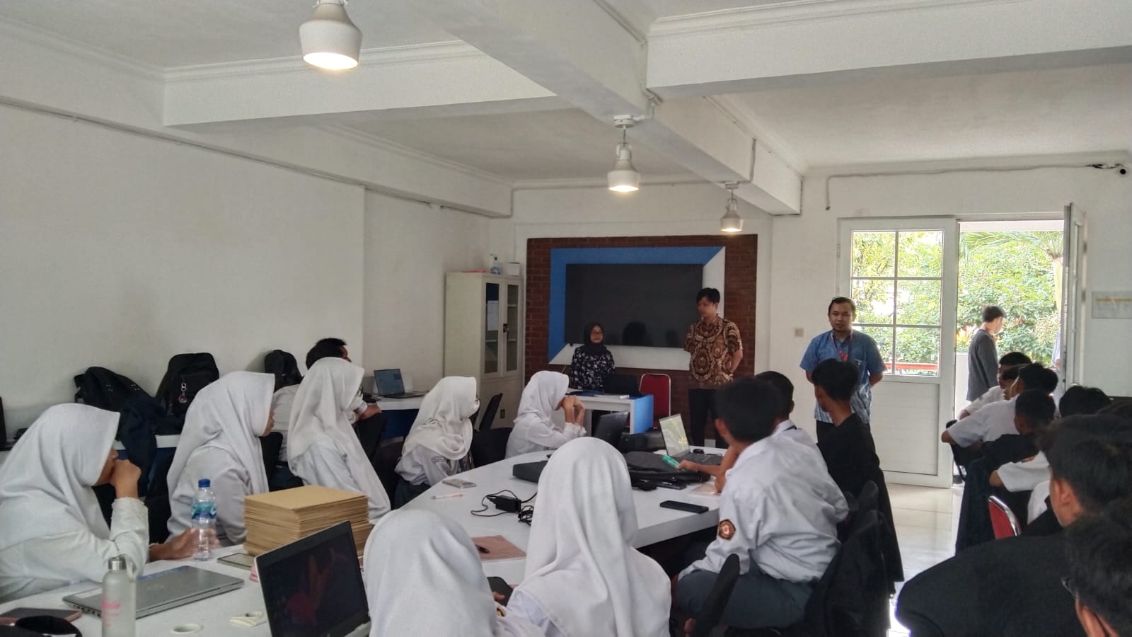 Kegiatan Guru Tamu di SMKN 13 Bandung