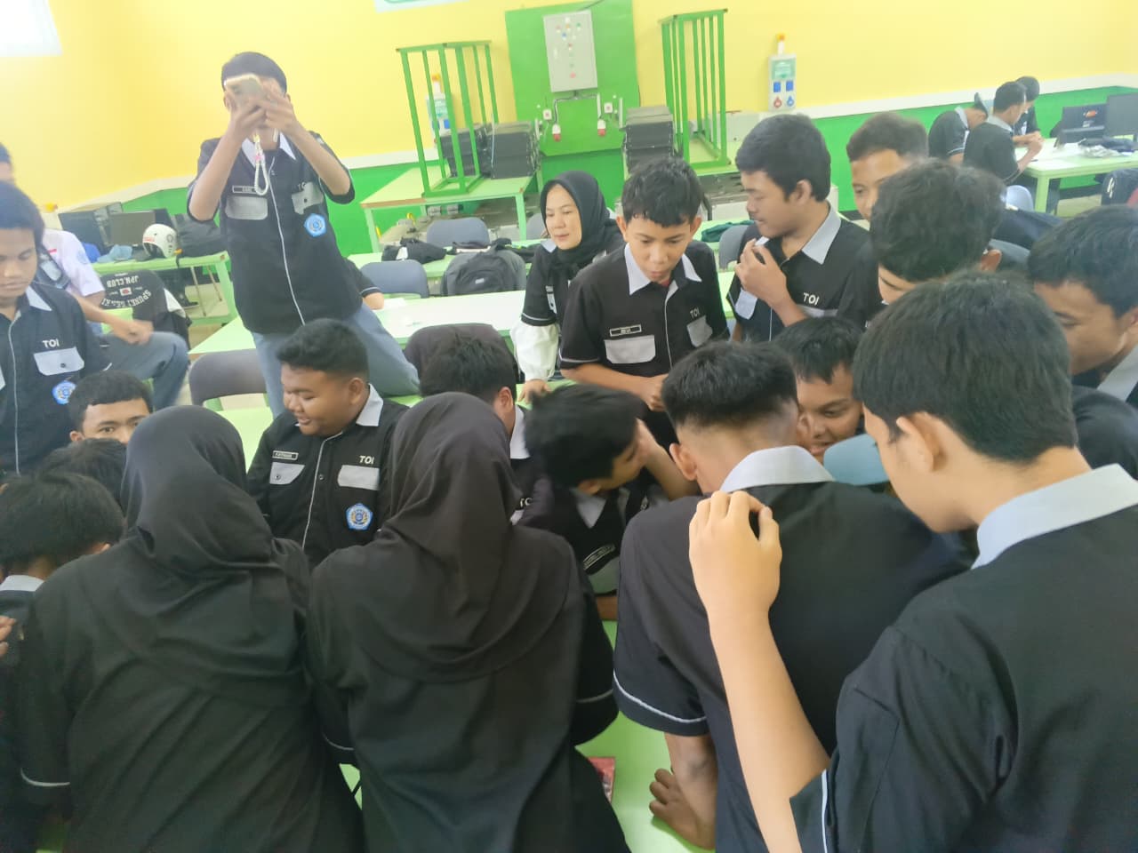 Kegiatan Guru Tamu Minggu Ke-2 di SMKN 4 Bandung