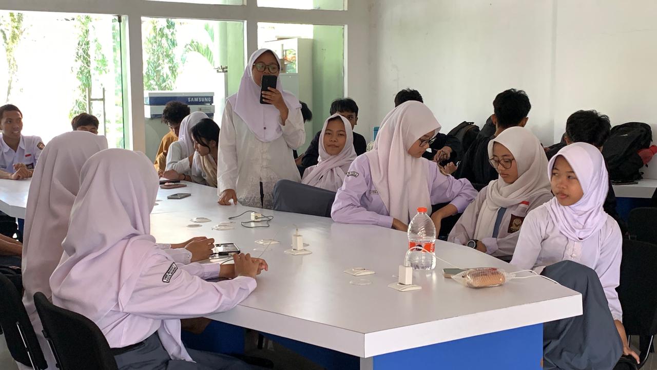 Kegiatan Guru Tamu di SMKN 13 Bandung